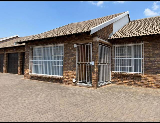 3 BEDROOM TOWNHOUSE FOR SALE IN WALDRIFT